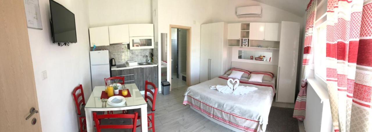 Apartmani Bolero - Obiteljski Odmor Vodice Dış mekan fotoğraf